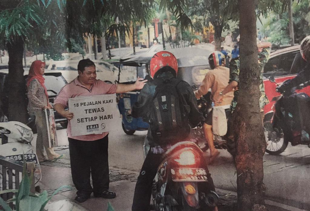 bebendot's tweet photo. @thikaka  “@AdibHidayat Para Pendekar Trotoar. http://t.co/bKOjr4k9QG””