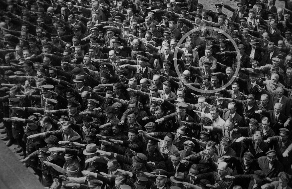 CTZN5's tweet photo. @Jew_Chainz @ClarkHat August Landmesser? http://t.co/jBZTmV4q8T