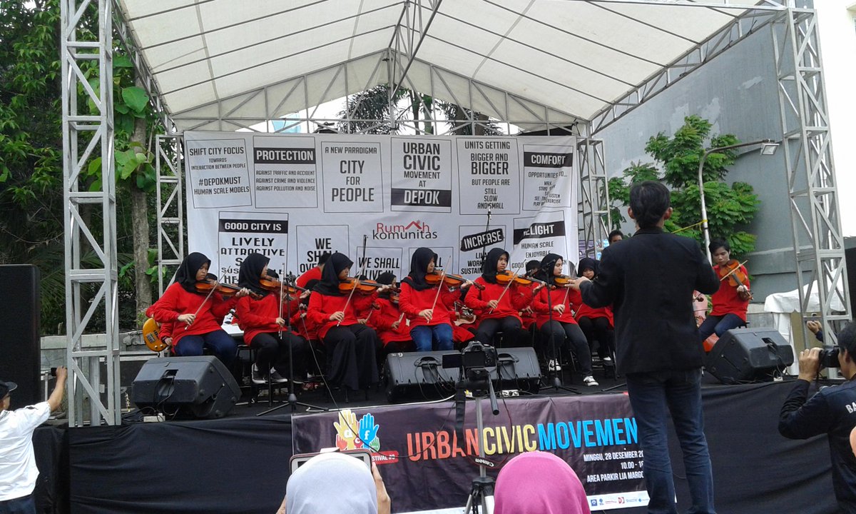 DCF_2014's tweet photo. Nah! Di main stage nih penampilan Orchestra dr Lazuardi Al-Falah #DCF2014 #DepOK bagus bgt tweeps! ;) http://t.co/vc433kN5i6