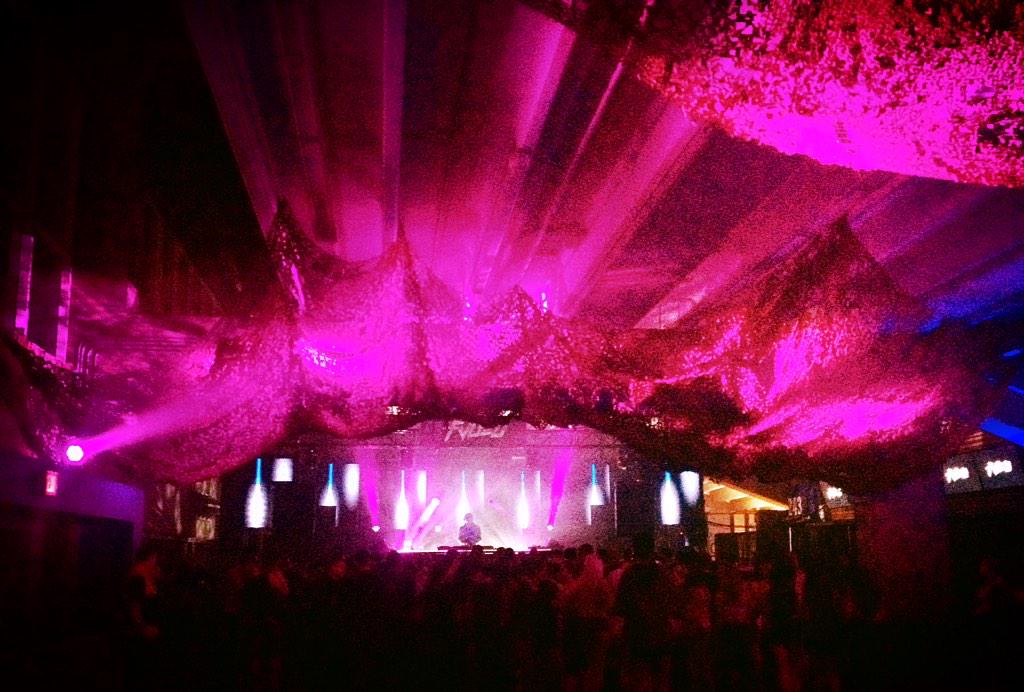 intellinvesting's tweet image. The #contact2014 Fvded stage is where it's at with @ThomasJackMusic now on deck #bcplace #PlayYourCardsRight