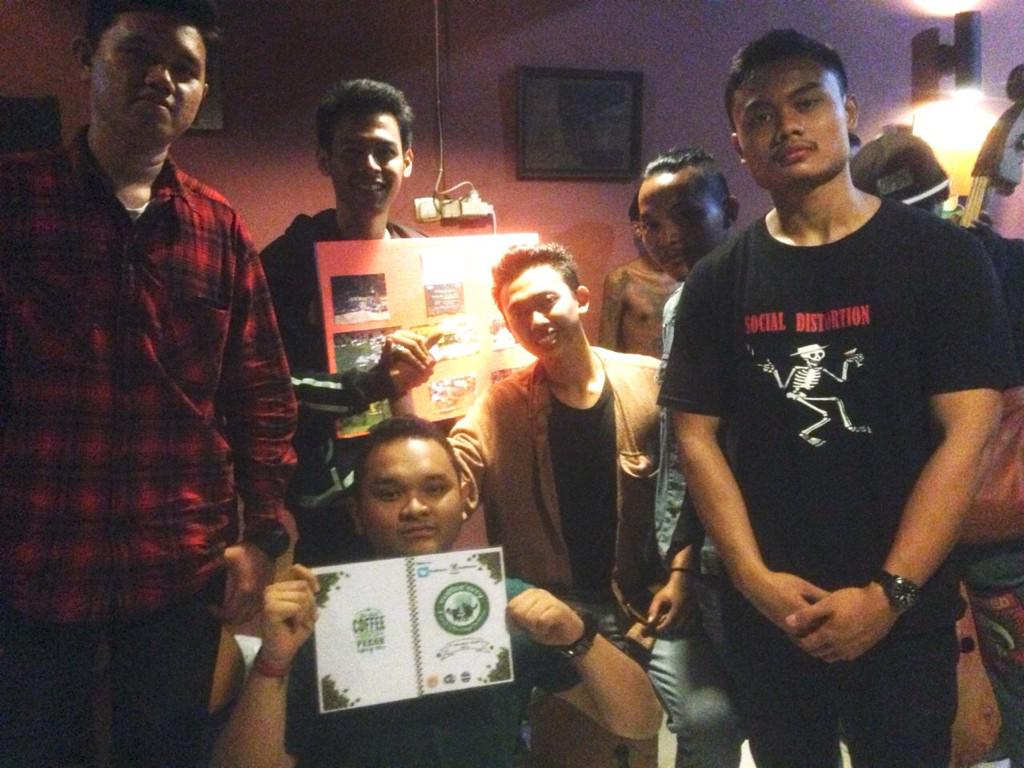 CIG_Phouse's tweet photo. Foto perwakilan dari @coffeeorry, Phephehouse bersama dengan @STUPIDARTILLERY. http://t.co/QZQoCM36Bi