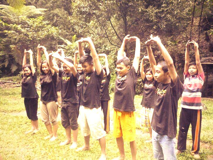 Pramukadoeel's tweet photo. Pemanasan dulu kita biar badan ga pegel2 hahahahaa #campnatrabu2014 http://t.co/zQ5Xzo9YAZ