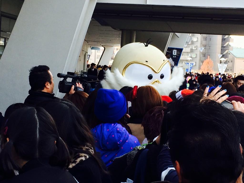 miiiiiiichan_8's tweet photo. みそじいに群がるエイター。

周りのエイターがみそじい指示で
クローバー熱唱…

それを撮影するスタッフ…

これはなんかありますな。 http://t.co/HBOXXgodTx