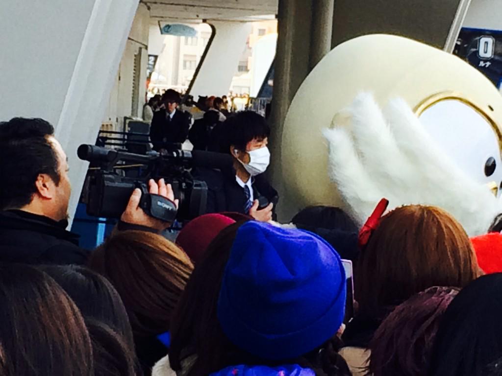 miiiiiiichan_8's tweet photo. みそじいに群がるエイター。

周りのエイターがみそじい指示で
クローバー熱唱…

それを撮影するスタッフ…

これはなんかありますな。 http://t.co/HBOXXgodTx