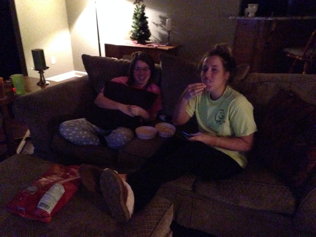 teasterly1's tweet photo. Popcorn & a movie with the girls by the fire. @AmberEasterly & #twitterlessamanda #movingbreak http://t.co/6WGo80eZv1
