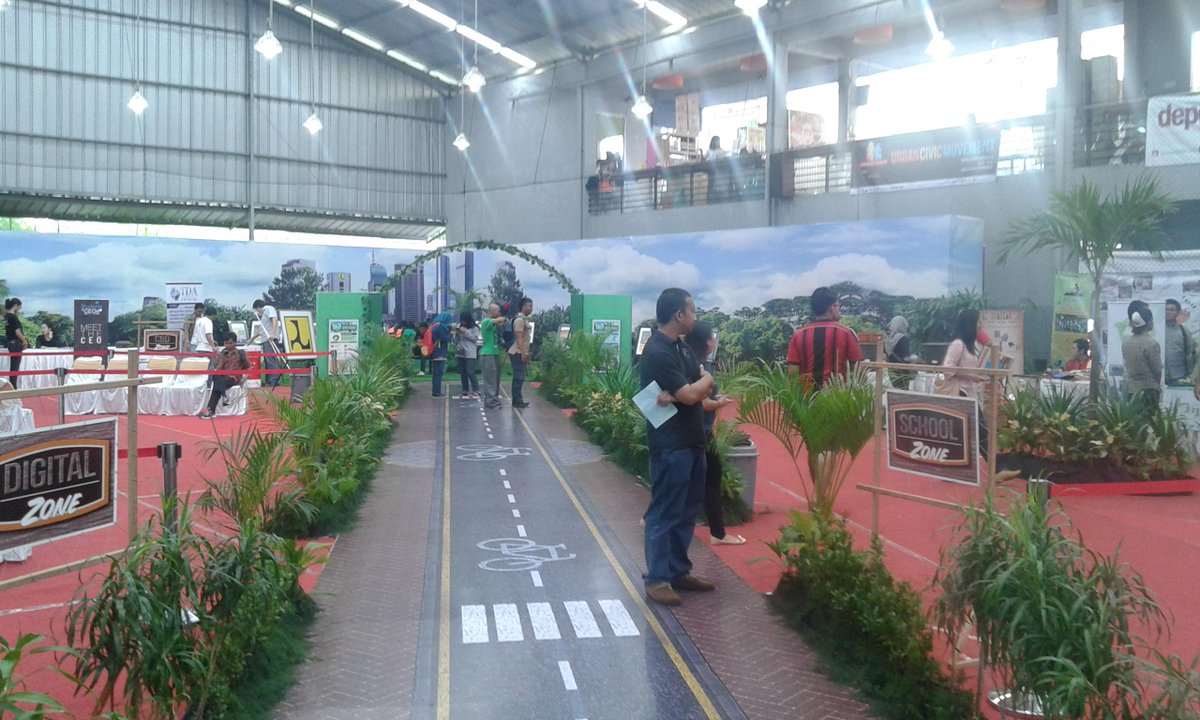 DCF_2014's tweet photo. Di #DCF2014 terdapat zona2 komunitas lohhhhh ;) di Indoor 1 ada school, green, CBD dan Digital Zone.. #DepOK http://t.co/d94PiTnYZs