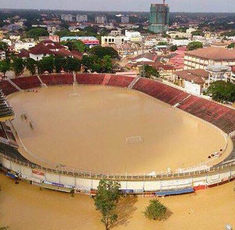 AyoIndonesia_ID's tweet photo. Stadion Kelantan, Malaysia terendam banjir. Turut berduka, semoga banjirnya cepat surut ya http://t.co/5gHtFpc4Ie