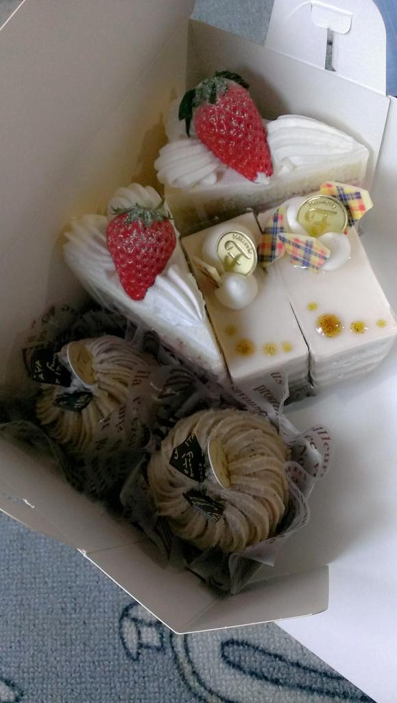 imo03281's tweet photo. 今日の部活終わりにコーチがケーキ買ってき��くれました(♡˙︶˙♡)
とっても美味しゅうございました♡♡
ありがとうございま！し！た！ http://t.co/7k2IC87yOy