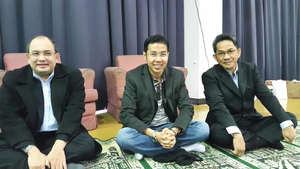ipphoright's tweet photo. Sebelum acara, bareng pak dubes di tokyo. Beliau juga cerita ttg pengalaman bersedekah. Seru :) http://t.co/A0eokabEgB