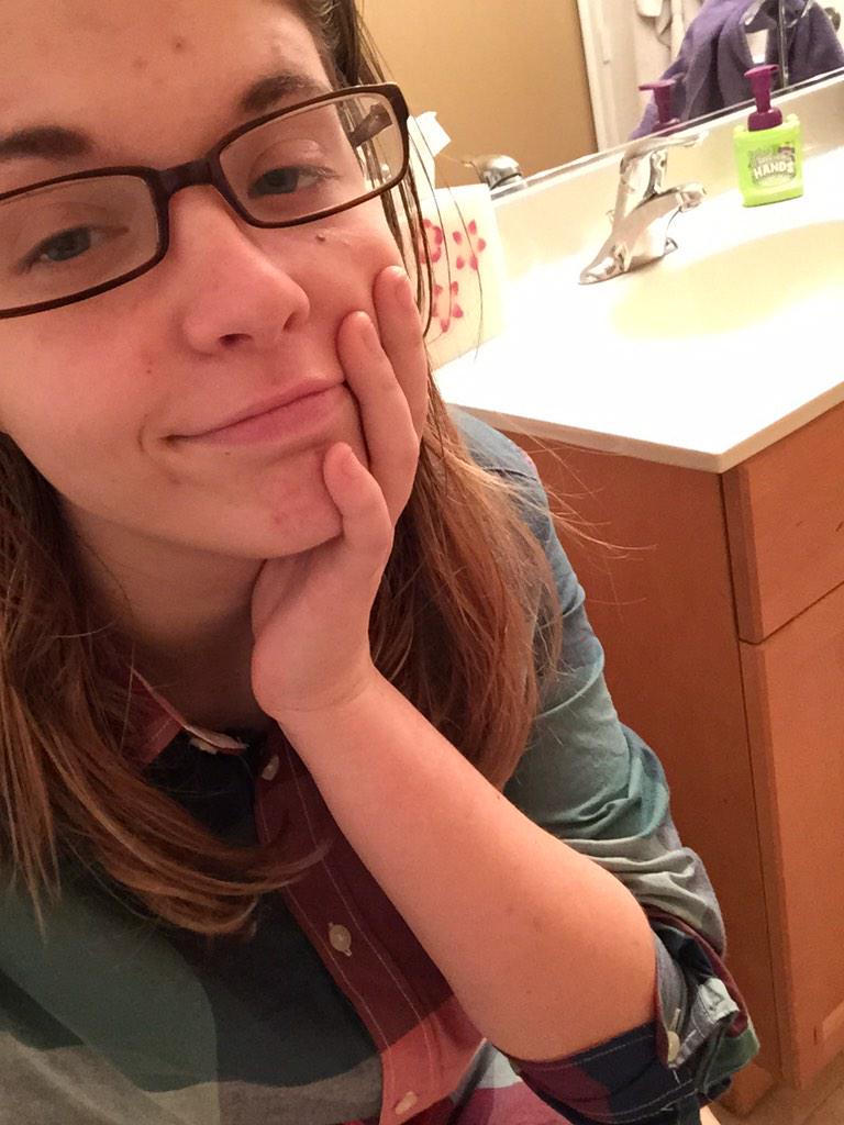 Ciarra_DeBritto's tweet photo. Drunk pee time #PartyUpdates http://t.co/aTIXyfIdXg