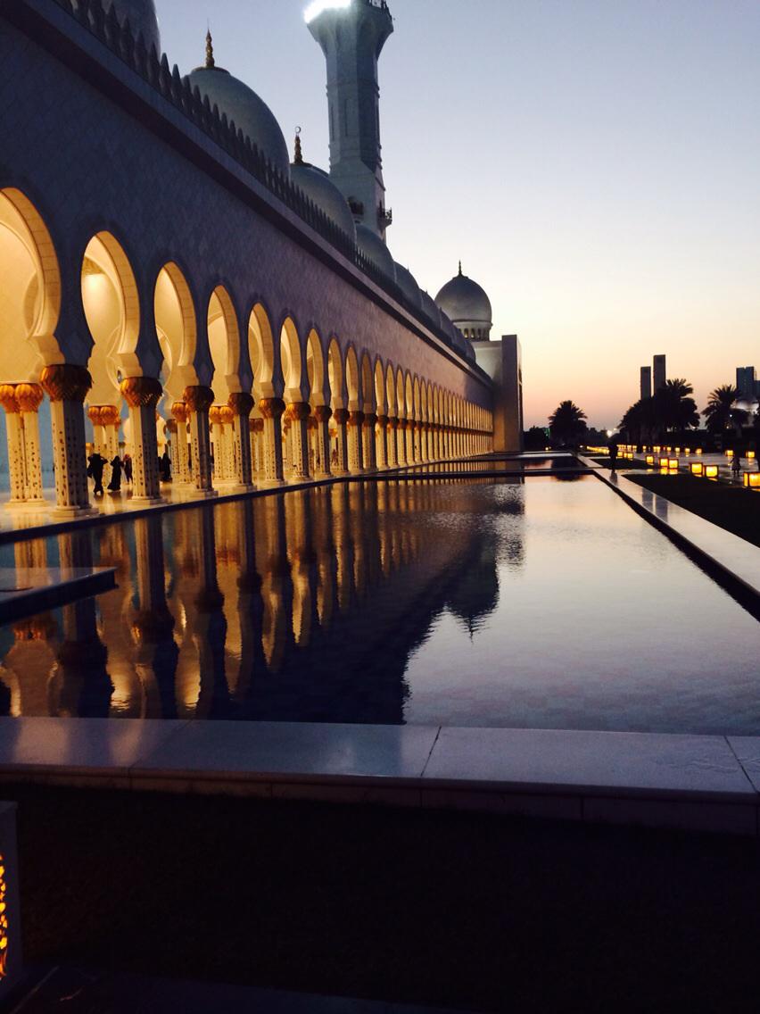 NgongaMarie's tweet photo. @beautifulepics mosquée d' Abu Dhabi http://t.co/8ZVvzsvY7s