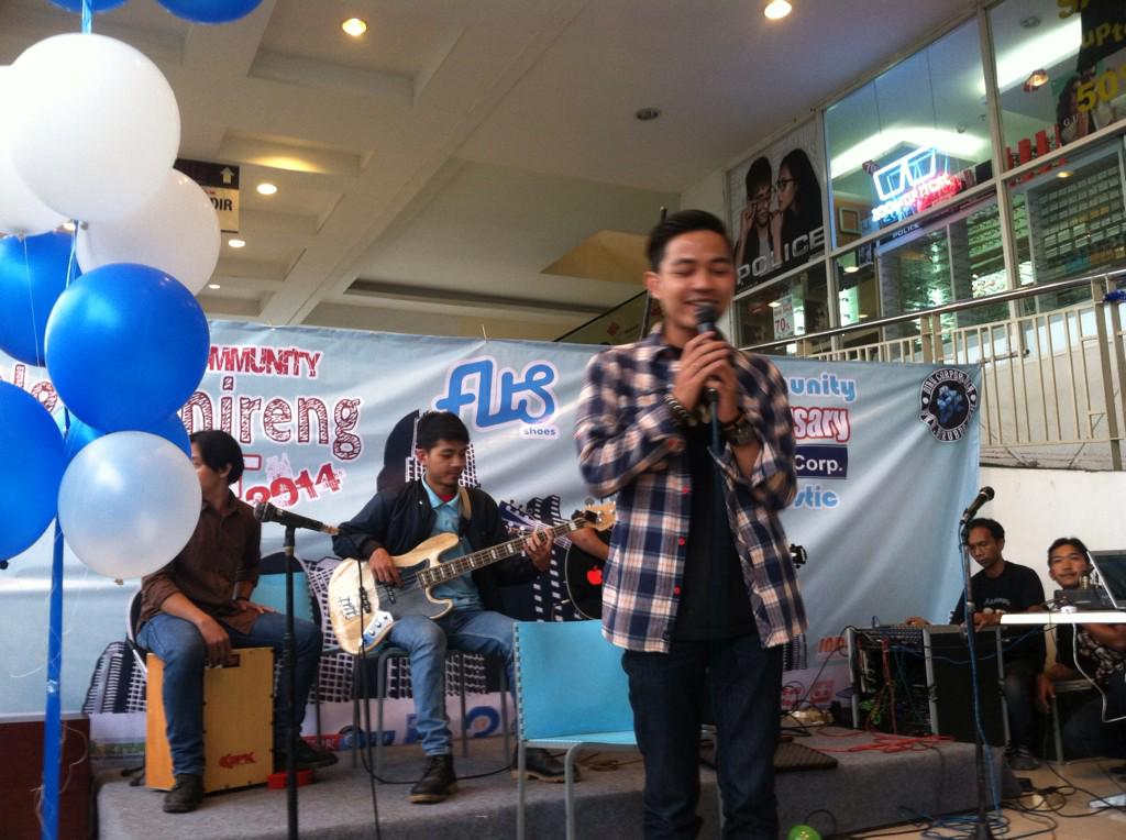 BiruCommunity's tweet photo. Mau cuci mata sini ih merapat kemiko ada yg bening2 nih cc @LEONIDAS_BAND 😍😍😍😍 apalagi bassistnya ulalaaaa😘😘 http://t.co/pGjv7JdwrR