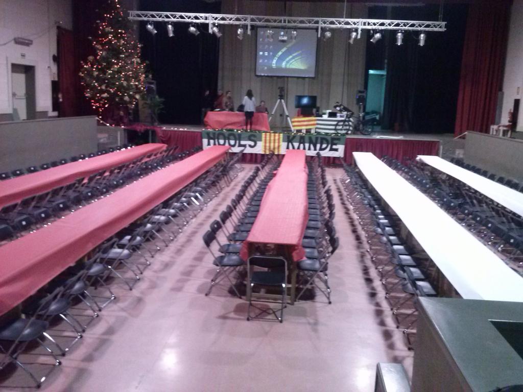 1uecampdevanol's tweet photo. Ara sí, tot muntat, només hi faltes tu. #forçakande. #delKandefinslamort http://t.co/kf6FyAIIAB