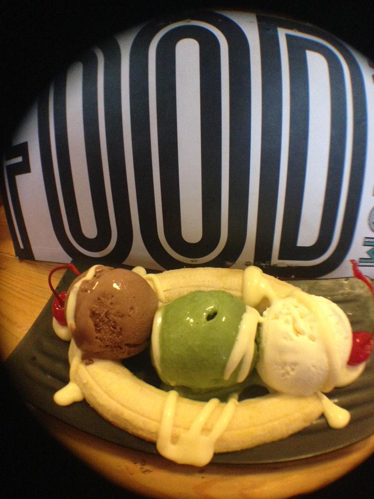 #HitsPlace Banana Splitnya <a href="/NomnomEatery/">NOM-NOM EATERY</a> jg juara loh, ada ice cream greenteanya 😋 harga cuma 22K | <a href="/kenshkintan/">Kenisah Kintan</a>