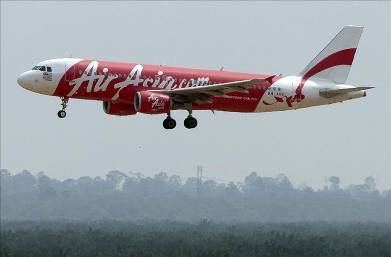 A3Noticias's tweet photo. Desaparece un avión de AirAsia con destino Singapur procedente de Indonesia http://t.co/y6Auydh3Eg http://t.co/UorGOkYrkf