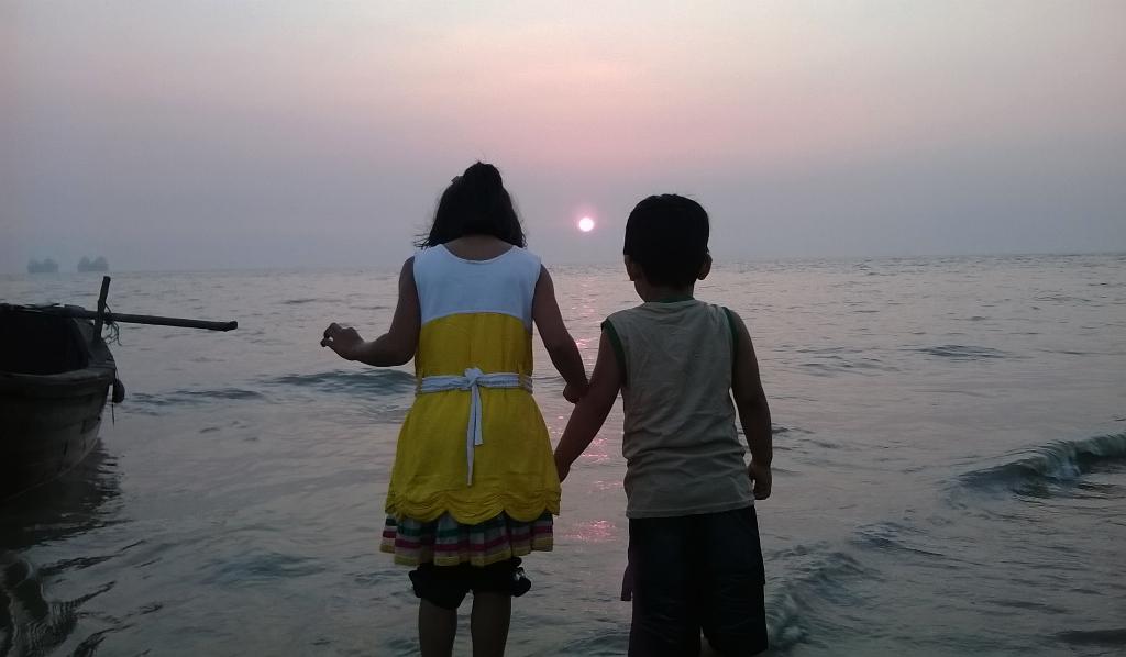 Chanchalcu's tweet photo. #beautiful #sunset #children #sea #beach at #potenga http://t.co/cPvGeEH7bV