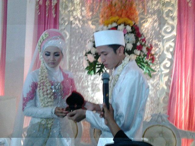 EMPATPLUSS's tweet photo. Selamat buat gitaris kami @Amsyirvan sudah sah menjadi imam untuk @RetnaHotami harus jadi keluarga SAMAWA! :) http://t.co/o3uGfKrLpE