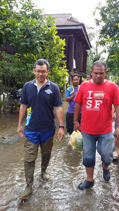 Melawat mangsa banjir di sekitar kawasan Santan dan kawasan Sena