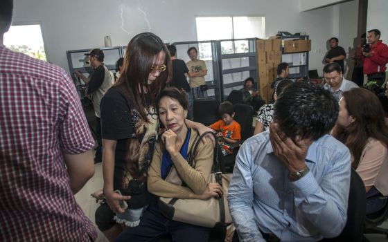elpais_inter's tweet photo. SIn noticias de un avión malasio que volaba de Indonesia a Singapur y se desvió por mal tiempo http://t.co/a4BwXjhClq http://t.co/td09TCunWf