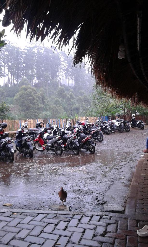 PramukaUnpas's tweet photo. Menunggu hujan di Curug tilu leuwi opat. http://t.co/HbzI9iJ3X2