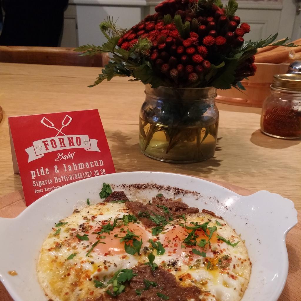 #fornobalat da pazar kahvaltım fırında pişirilmiş kavurmalı sahanda köy yumurtası) #istanbul #breakfast #fener #balat