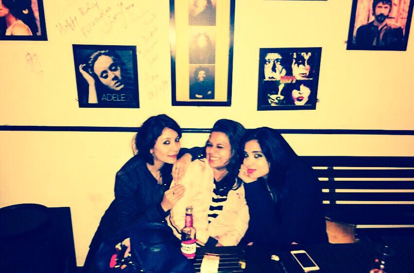 RhichaVyas's tweet photo. And let the good times roll :) #girlsnight #TurquoiseCottage @RJDeepali @widluvshw http://t.co/FNcf7JPjM5