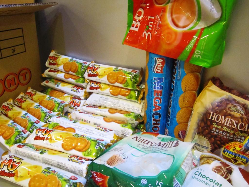 JabaliGroup's tweet photo. We're packing more food &amp; drinks for #flood victims today. Many thanks to friends &amp; family for helping! #malaysia http://t.co/e9VSONoALT