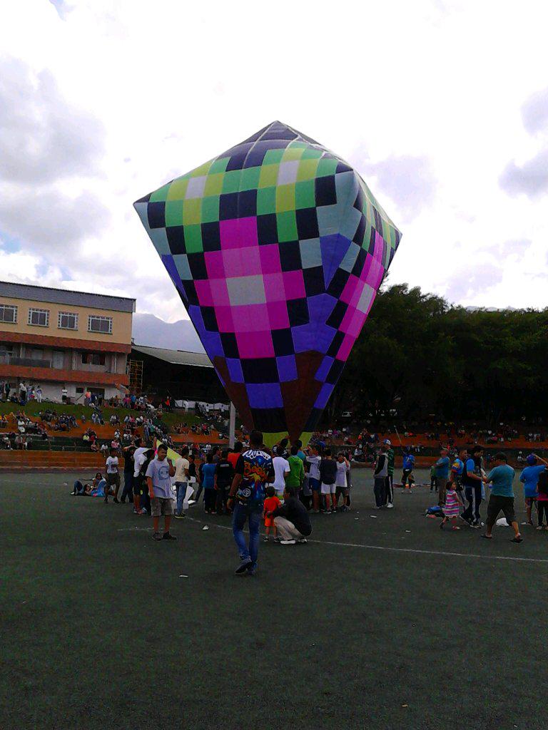 TurmaTP's tweet photo. Último globo del festival: #TurmaTP http://t.co/gu4g4mxOJr