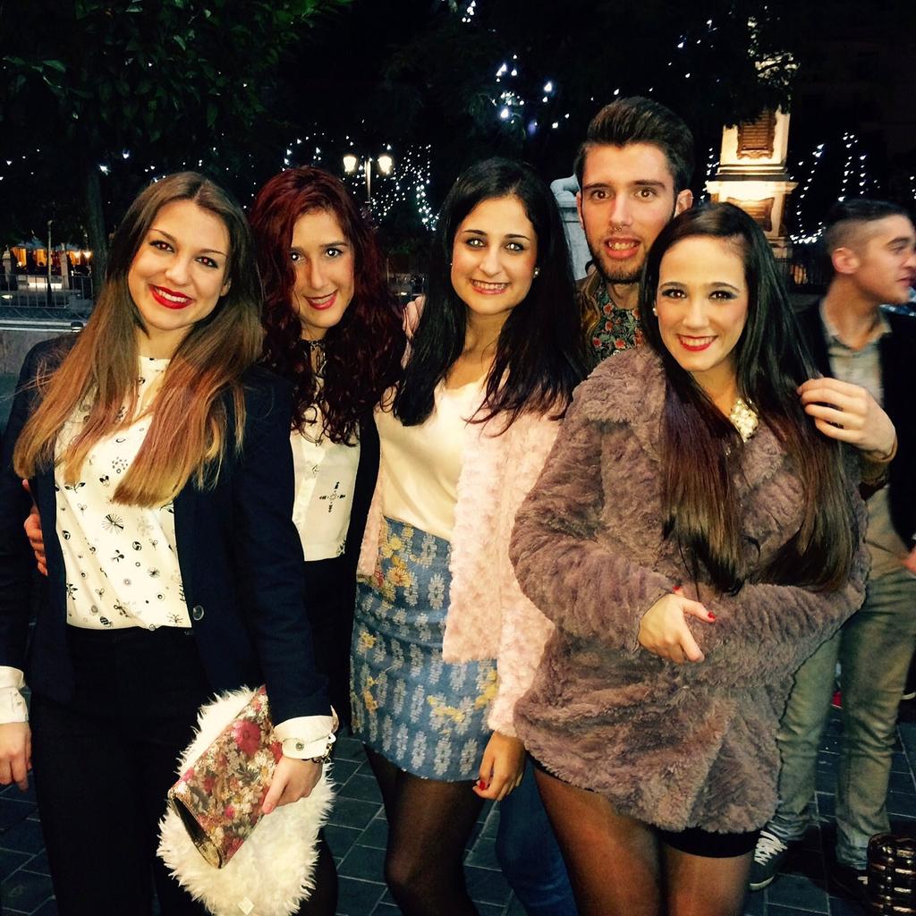 ElisabethCuesta's tweet photo. Otra noche mas llena de risas con mis chicas @lauri_peral @MariadelmarBRod @Isaoftherivers @DiraVayavaya #OtraOtra 👏 http://t.co/AiYu18IbX5