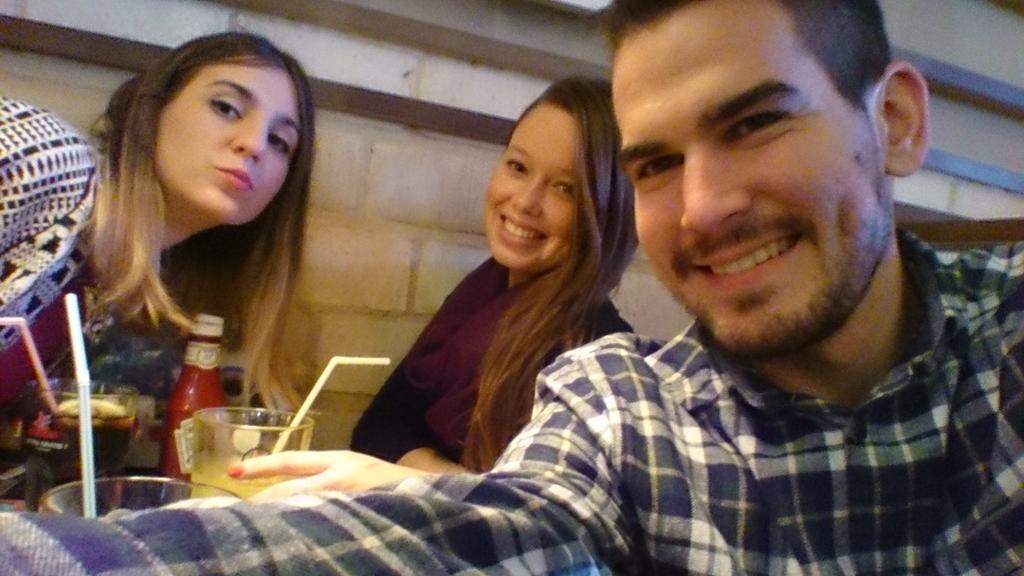 VBJuanma's tweet photo. De comida en el Foster Hollywood con las gordas @AnitaGerma @AnaMorenoMarq http://t.co/9mewXMfVKt