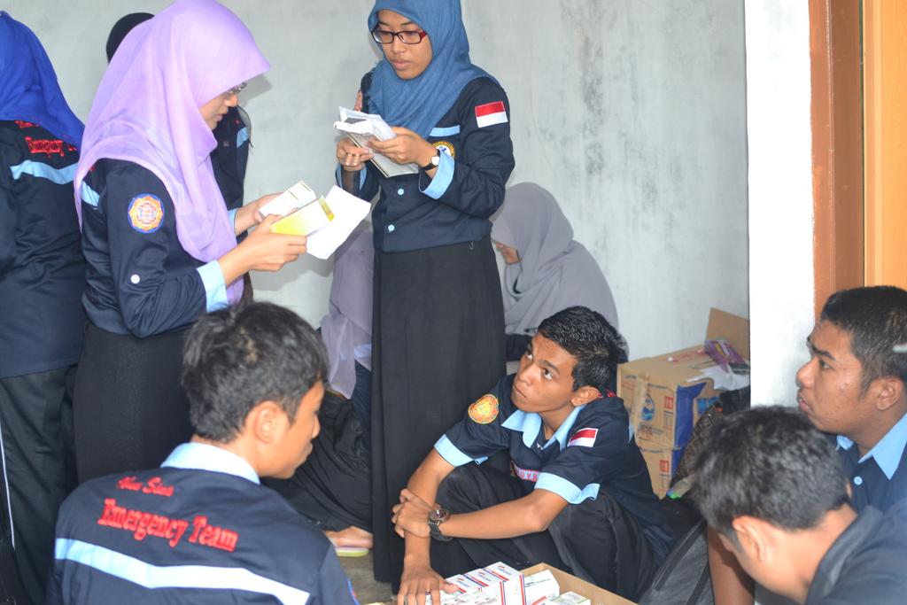 FK_UNIMAL's tweet photo. berikut tim posko kesehatan #bnjir_lhoksukon , tim apoteker dan pemeriksaan kesehtan oleh mhsswa  @ISMKI_Indonesia http://t.co/nNQeGRWm6G