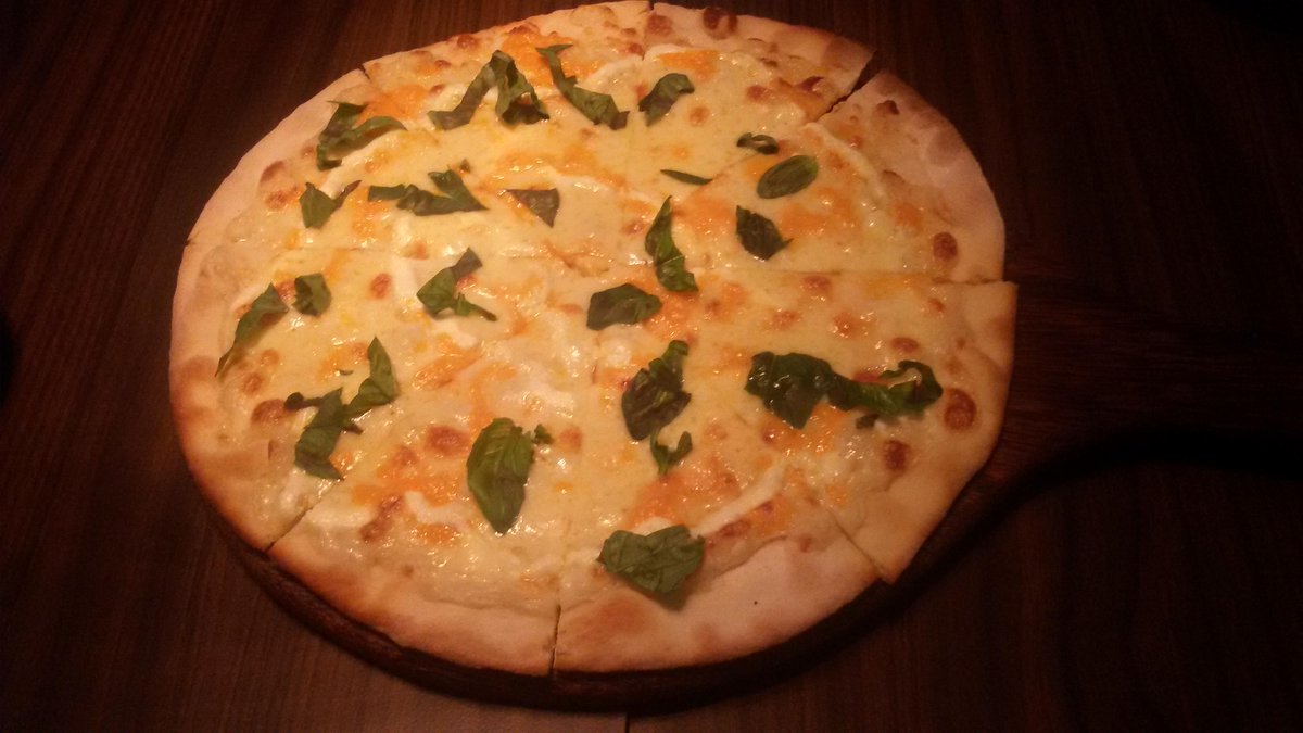 V_nadz's tweet photo. Four cheeses 🍕🍕  @missbee so yummy.. must try ! 😋😋😋 http://t.co/9MTGIUeSe1