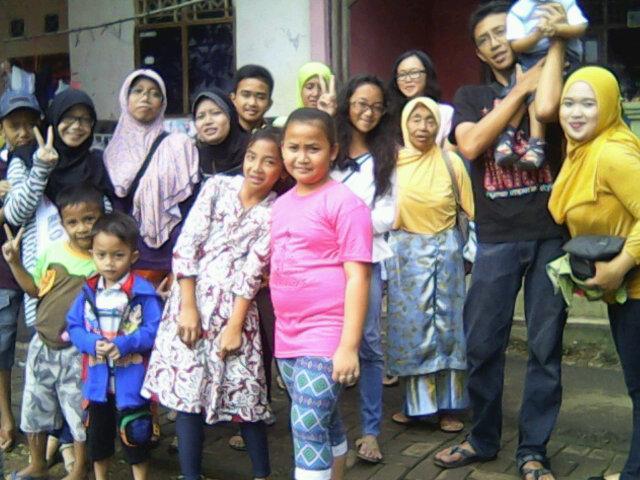 Anggiyaanii's tweet photo. Tadi sebelum OTW Kotu,, with 'Keluarga Besar Sumarya'♥ http://t.co/hBCAhBzTPd