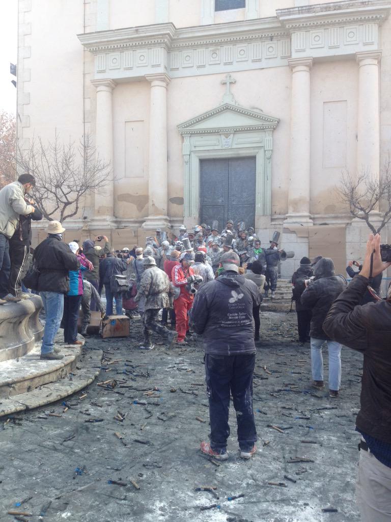 CasaIbi's tweet photo. “@CopeAlcoy: #Ibi celebra hoy domingo Els Enfarinats http://t.co/ZZRN9kU7lb @ayuntamientoibi #Tradiciones #Alcoià http://t.co/SB1HNYSunT