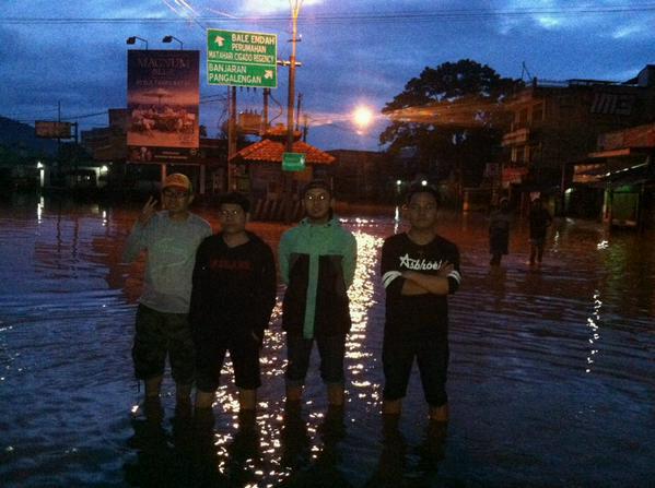 <a href="/infobdg/">BANDUNG ᮘᮔ᮪ᮓᮥᮀ</a> <a href="/PRFMnews/">Radio PRFM</a> team kami sedang berada di lokasi banjir bandung selatan #pray4bansel