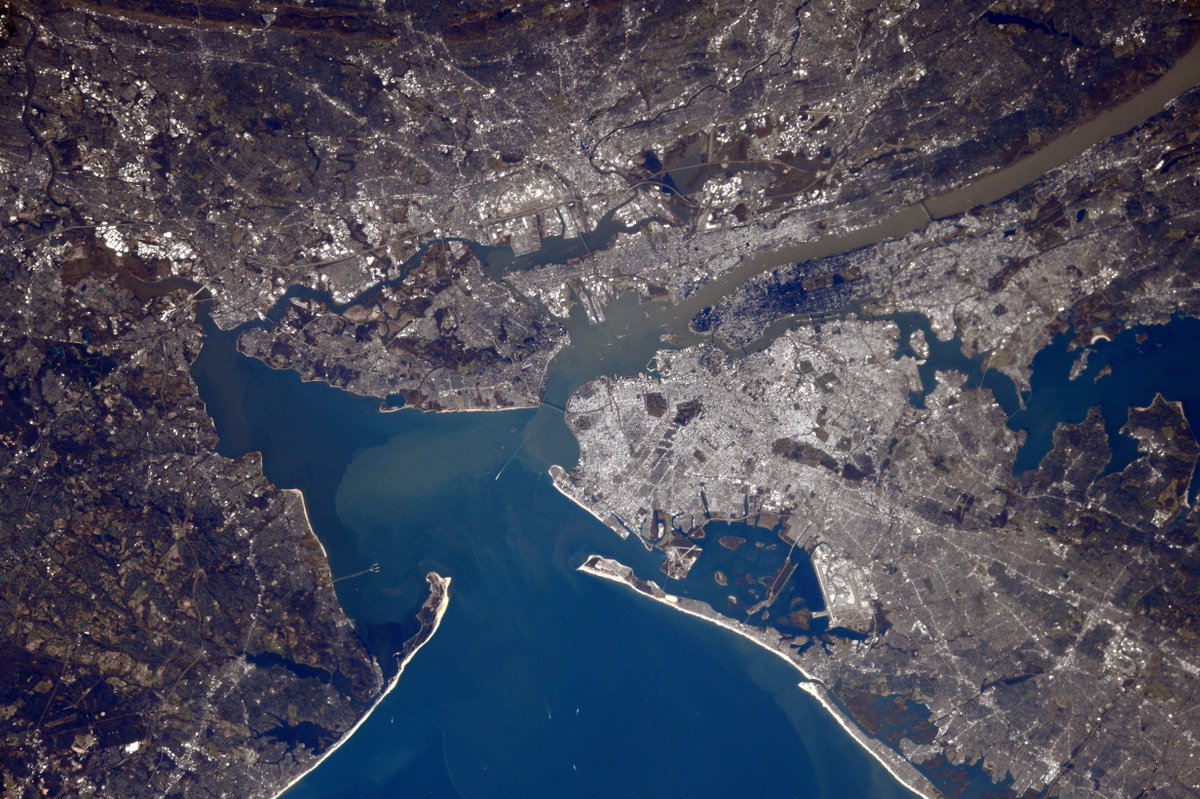 AstroSamantha's tweet photo. (IT) #New York New York! Posso quasi vedere la Statua della Libertà. Che è tra l'altro patrimonio mondiale #UNESCO! http://t.co/mDqVkg7UTc