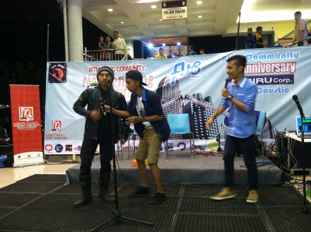 BiruCommunity's tweet photo. Ini dia teater dari smkn4 bandung=))) cc @rakarizky10 http://t.co/QhBtIs04RZ