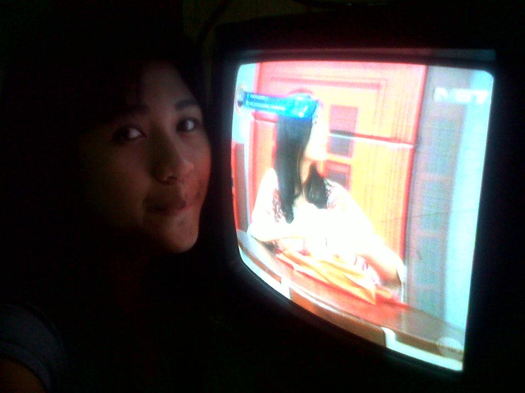 yuli_maun's tweet photo. #NETMILIUNER_2 @netmediatama iuuu fotonya gelap,malu dehh -_- cluenya MM ;) http://t.co/yv9pDrV4vB