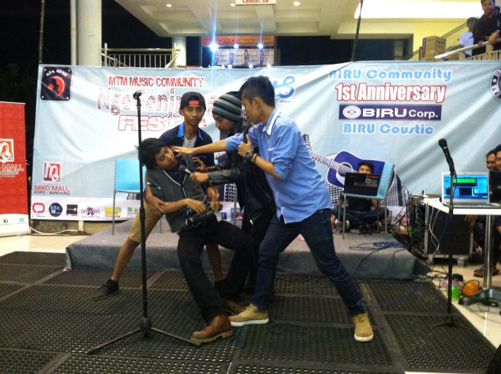 BiruCommunity's tweet photo. Ya ampun ngakakkk=))) http://t.co/dJD9rWlSdr