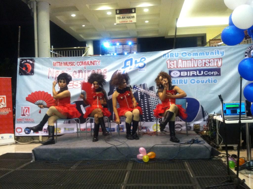 BiruCommunity's tweet photo. Ini dia bintang tamu yang ditunggu2 4 diva asli dari LUARRRRR!! luar angkasa maksudnya=))) HAHAA http://t.co/fcgNAMKh7V