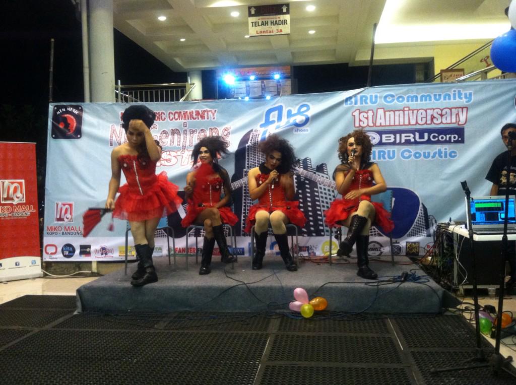 Ini dia bintang tamu yang ditunggu2 4 diva asli dari LUARRRRR!! luar angkasa maksudnya=))) HAHAA