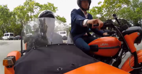 Albert Rivera, en moto con Revilla: "Este país necesita ilusión" > mdia.st/1Ey4zsc