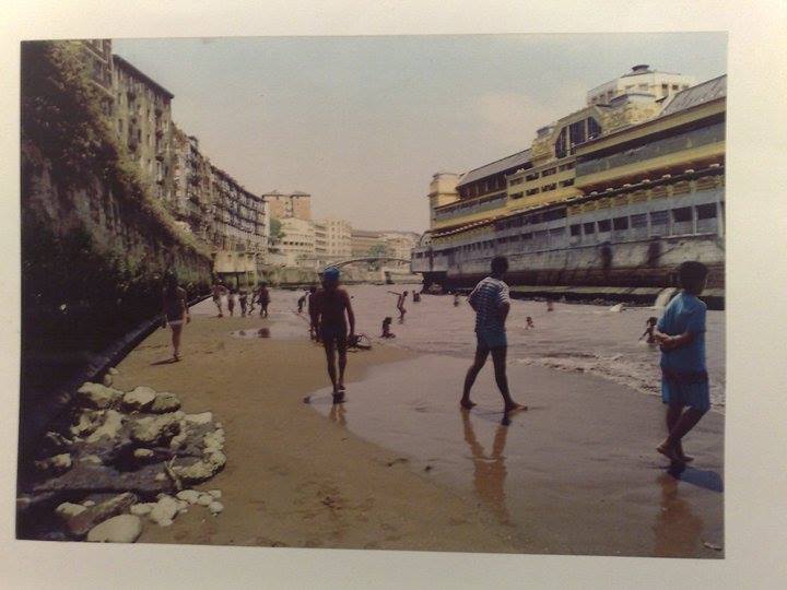 Que tiempos aquellos en los que podíamos disfrutar del baño cerca del puente de San Antón en #Bilbao.