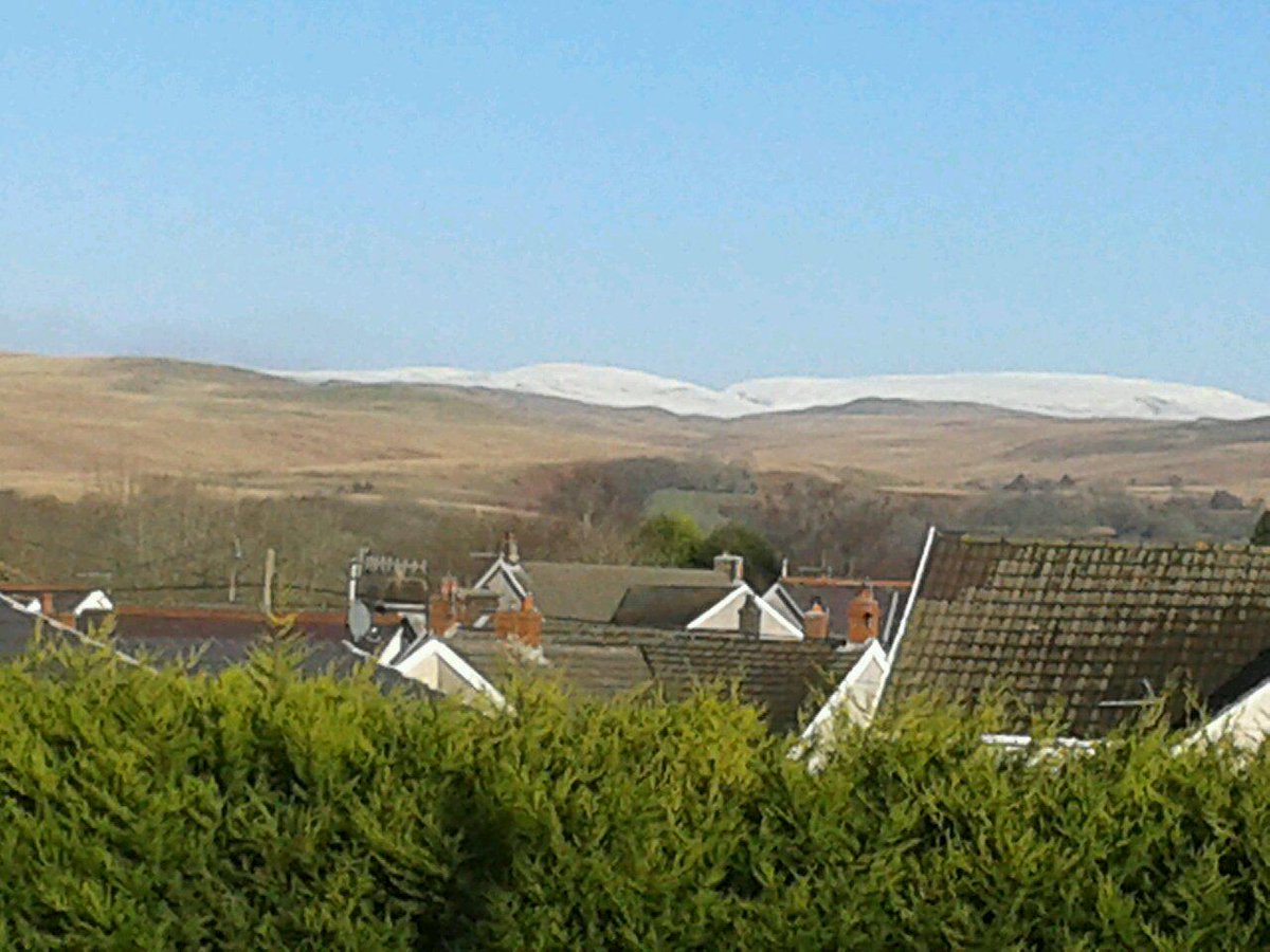 paulthomani's tweet photo. #Snow on the hills. Prefer it at a distance. http://t.co/DjqwRVtBHl