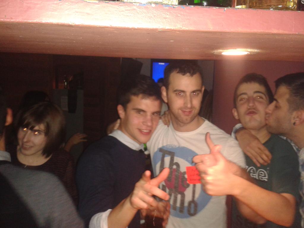 PUBLALUNA_'s tweet photo. gran noche la d ayer otra vez...a gusssssto es poco..Chatus maximus &amp; friends!!! http://t.co/9OHxNepBQS