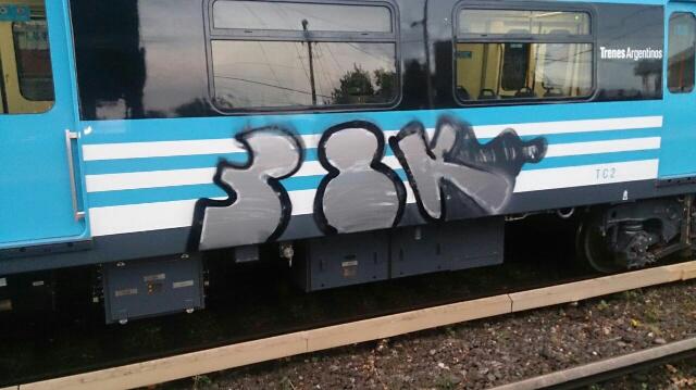 YA PASO LO MISMO EN EL SARMIENTO: Randazzo, indignado con los graffitis en los nuevos trenes de la línea Mitre B58llJEIAAAi_6Q