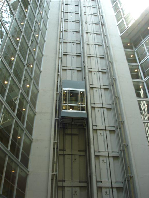 старые сломанные лифты. коттеджный лифт. холл с лестницей и лифтом. между лифтами. между лифтами.