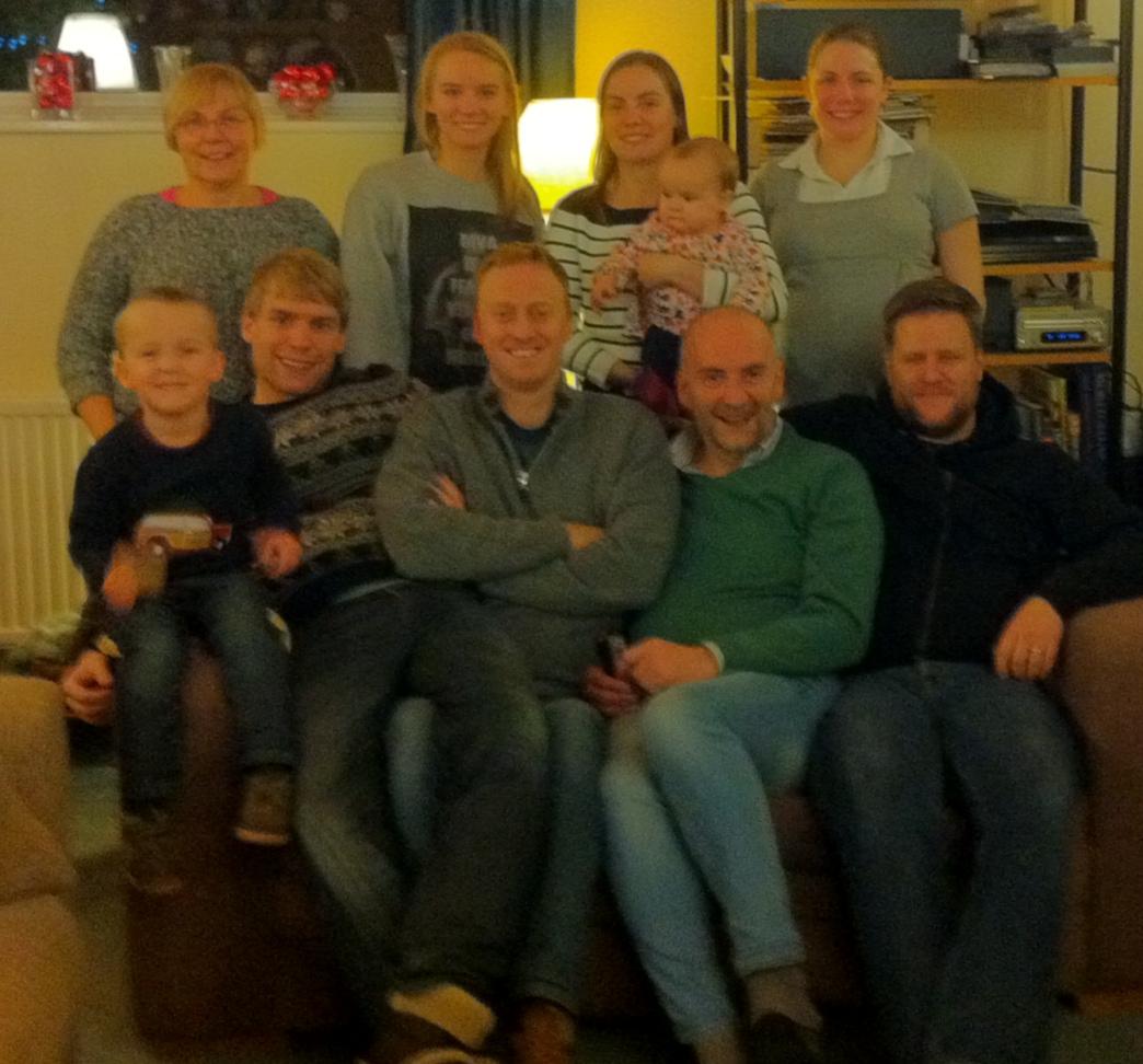 FionaAnneParker's tweet photo. Simmons family Christmas photo 2014 #toomanysimmons #toomanylegs #onesofa http://t.co/ZikKEhChrl