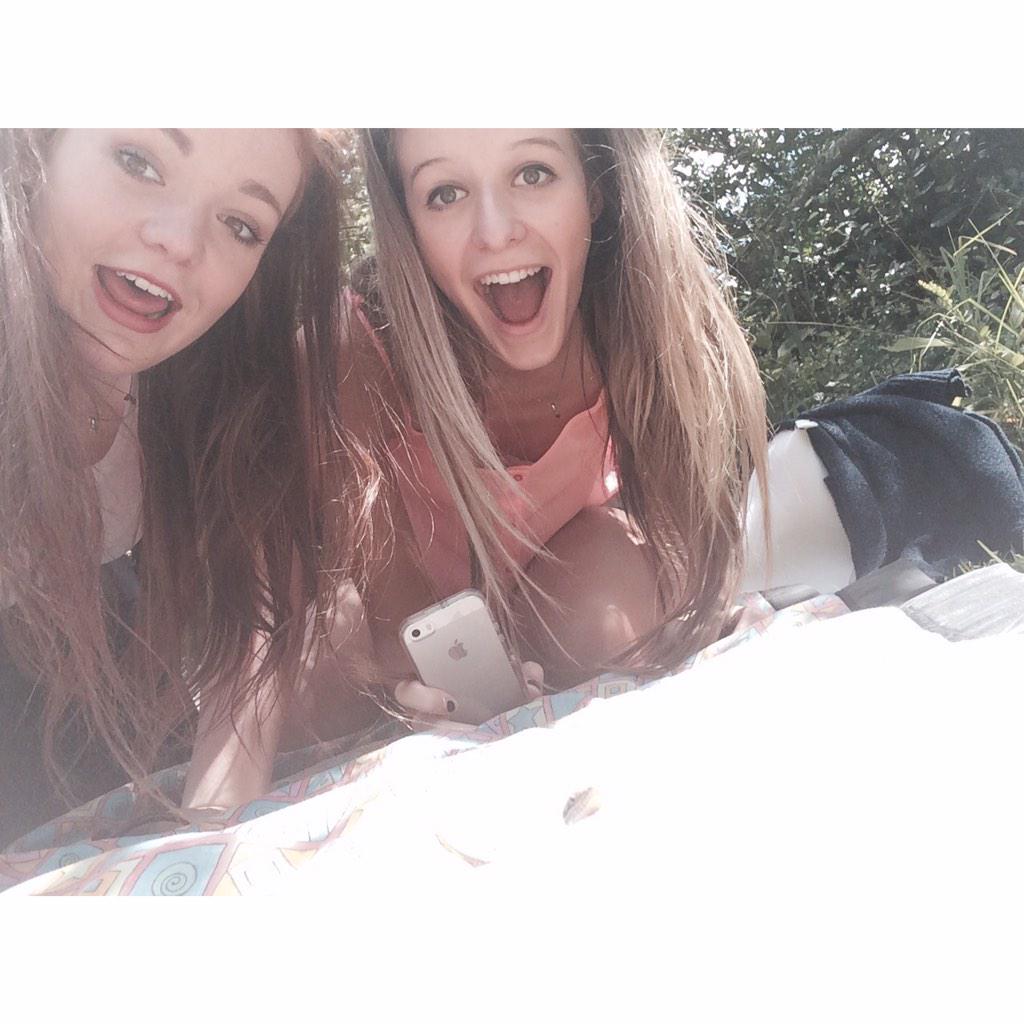 claredownie's tweet photo. That time @HeidiHorrell and I took a selfie with a lizard http://t.co/674v7aYDNK