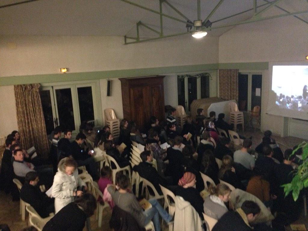 MissionTimothee's tweet image. Obligés de recourir à la retransmission vidéo #sallepleine